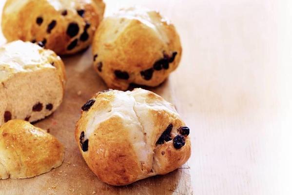 hot cross buns (English currants buns)