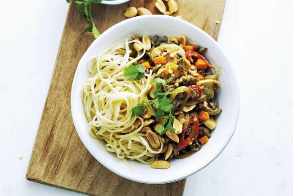 noodles with minced meat and vegetables