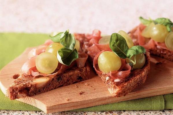 crostini with ham and grapes