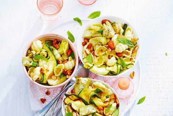 shells with zucchini, mint and almonds