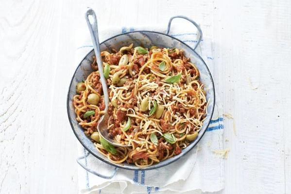 spaghetti with minced meat and garlic olives