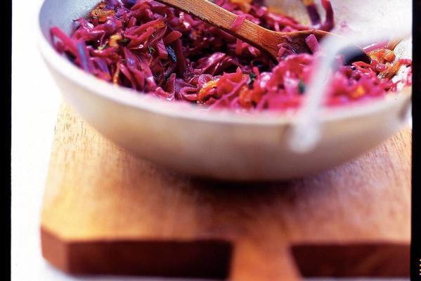stir-fried red cabbage with thyme