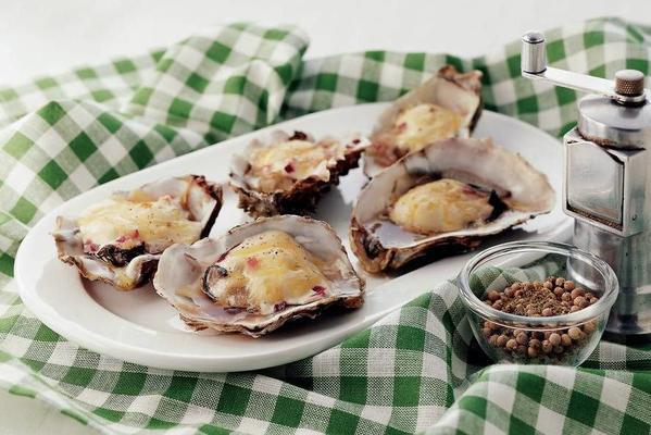 gratinated oysters with red onion