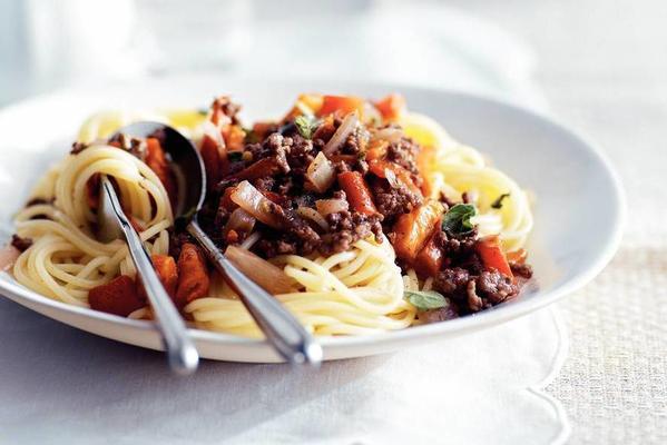 spaghetti with red wine-minced meat sauce