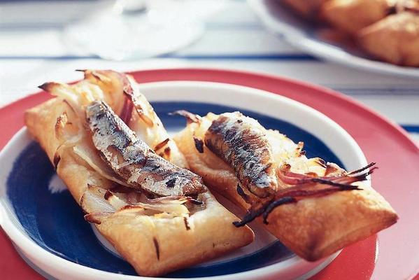 puff pastry cakes with fennel and sardine