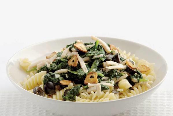 pasta with smoked chicken and spinach