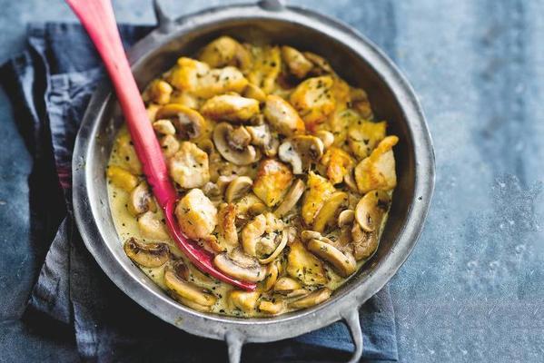 quick chicken ragout with cream, mushrooms and tarragon
