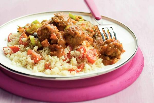 couscous with falafel in spicy sauce