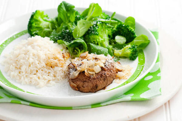 beef tartar with rice and broccoli