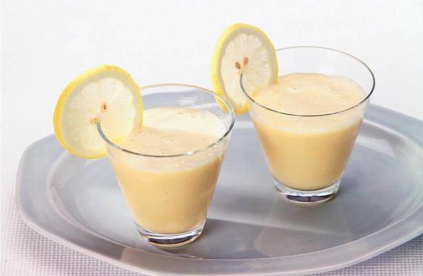 creamy lemon shake with peach