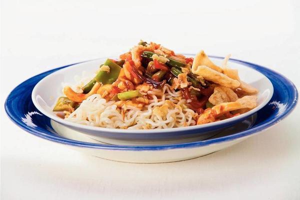 noodles with chicken in sweet and sour sauce