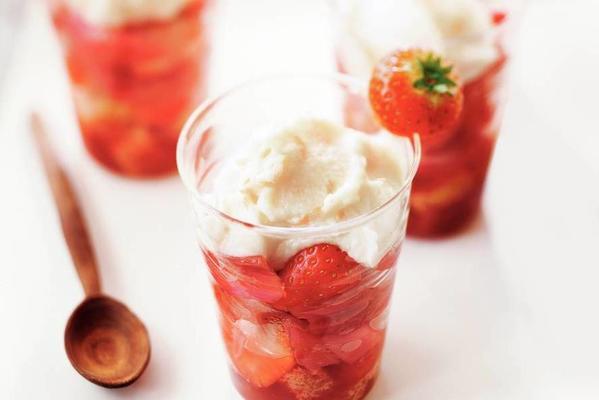 strawberry rhubarb trifle