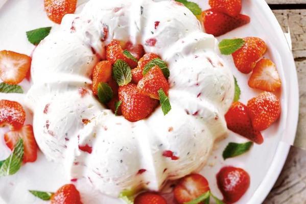 buttermilk pudding with strawberries