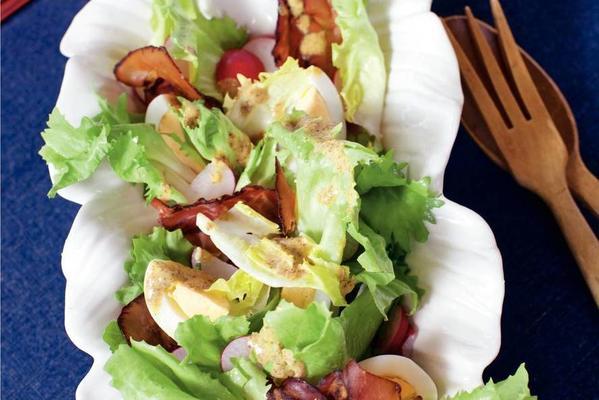 endive salad with egg and bacon