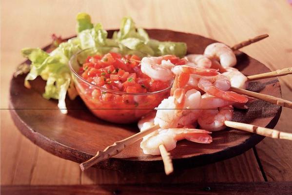 shrimp skewers with tomato-pepper dressing