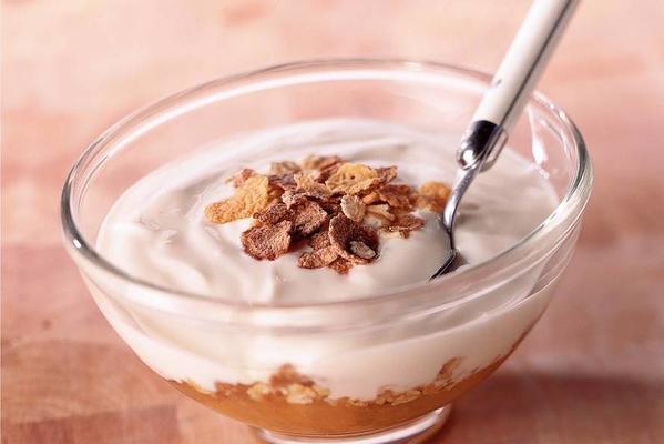 vanilla yogurt with apple compote