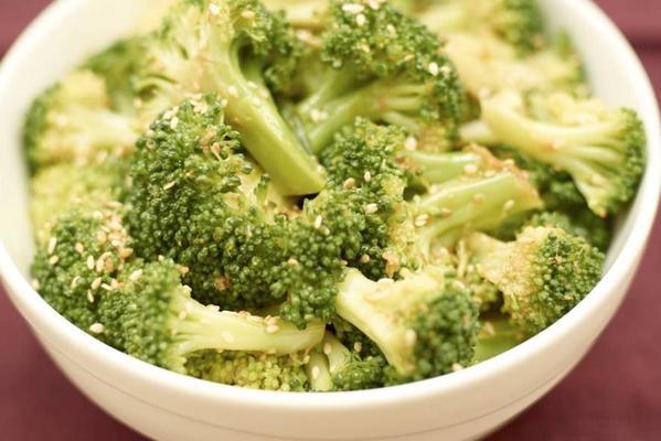 broccoli with soy sauce and sesame seeds