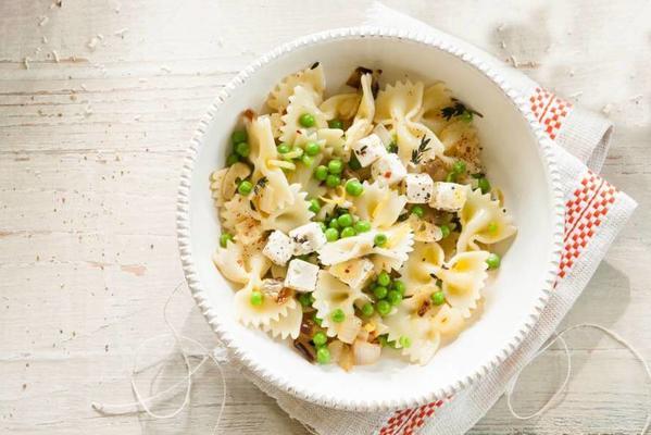 fresh pasta with peas and cheese