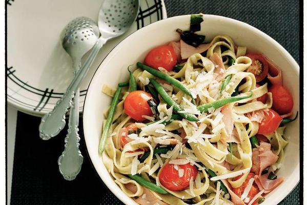 herb tagliatelle with haricots verts and ham