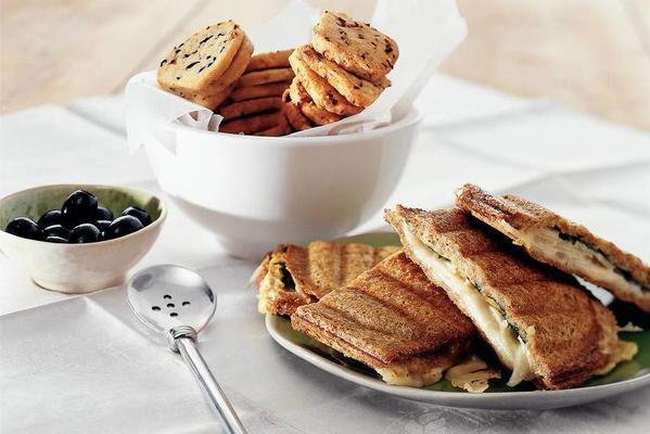 sandwiches with raclette cheese, fennel and celery