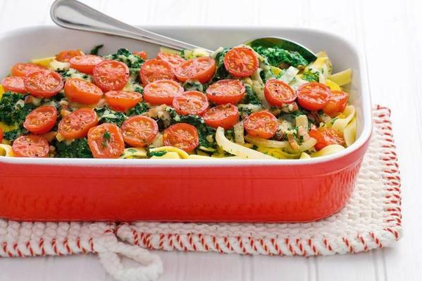 tagliatelle dish with spinach and cherry tomatoes