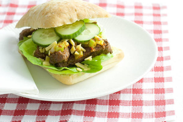 spicy burgers with beef tartar