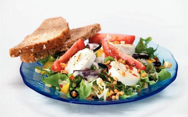 Mediterranean salad with goat cheese