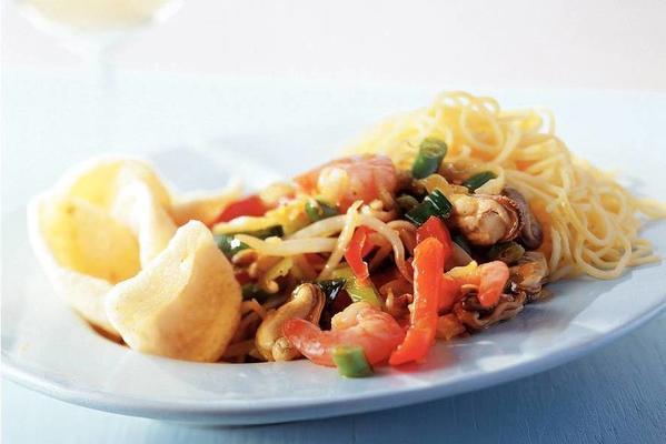 noodles with curry mussels