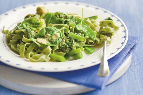 green pasta with vegetables