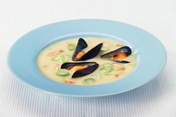 creamy mustard soup with fresh mussels