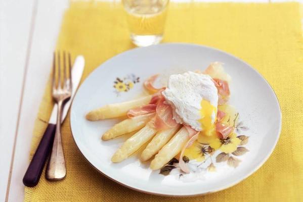 asparagus with ham and poached egg