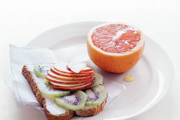 toast with cream cheese, kiwi and apple