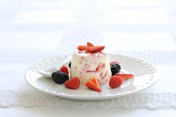 yogurt panna cotta with fruit