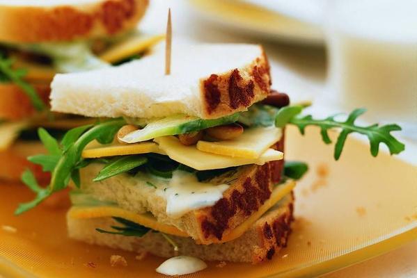 cheese-cucumber sandwich