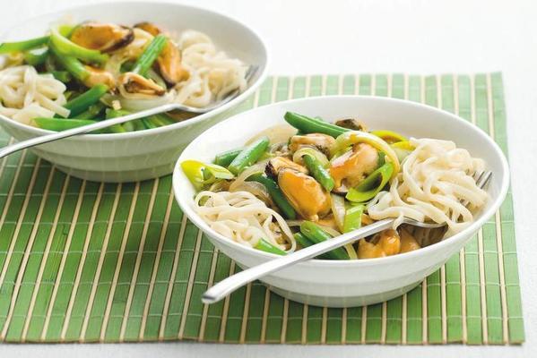 mie with mussels in sweet and sour sauce