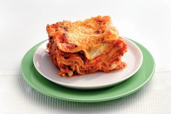 lasagna with tomato-minced meat sauce