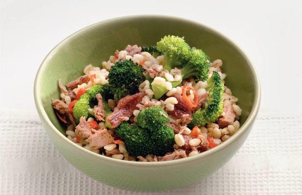 tarry dish with broccoli, anchovies and tuna
