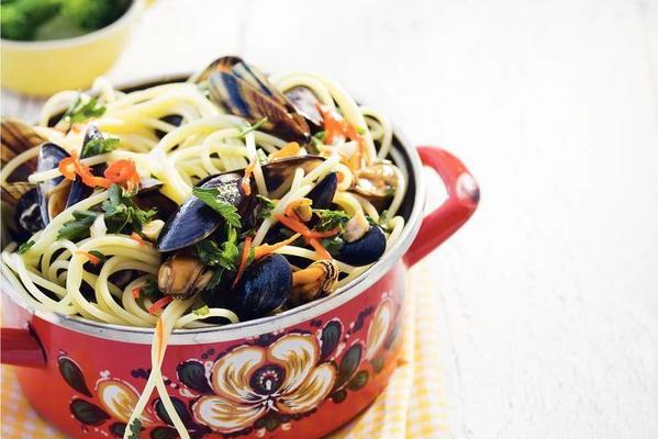 spaghettini with mussels