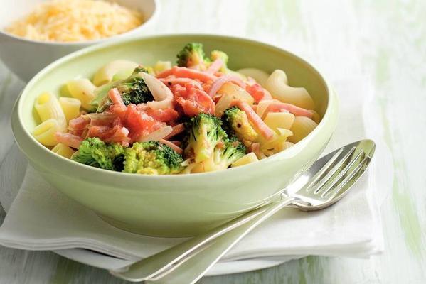 macaroni with broccoli and ham in cream sauce