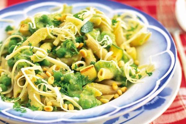 pasta with sauce of green vegetables