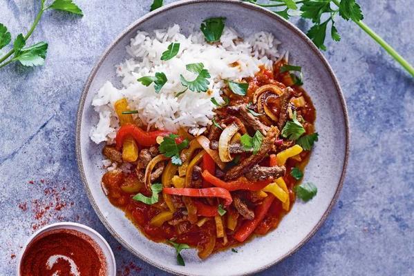 fast pepper stew with beef strips and rice