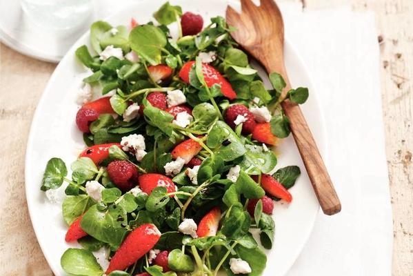 watercress salad with red fruits
