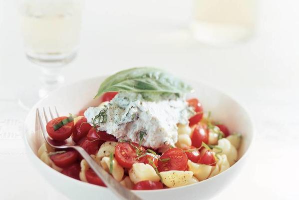 pasta with tomato, ricotta and basil