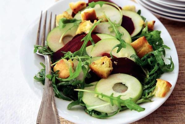 sweet-spicy salad with garlic croutons