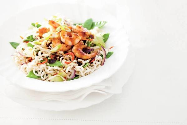 noodles with prawns in wok sauce