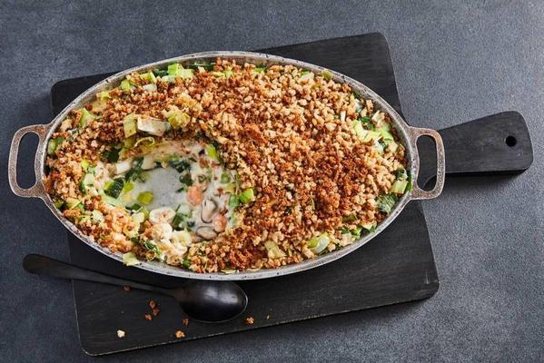 fish ragout from the oven with leek and wholemeal crumble