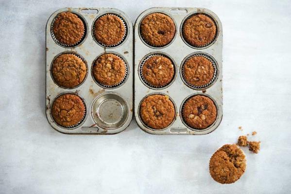 oatmeal muffins with dates