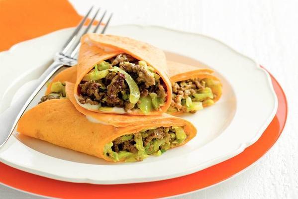 minced meat wrap with pointed cabbage