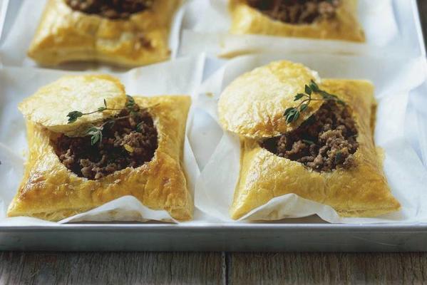 crunchy puff pastry filled with minced meat