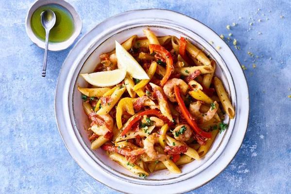 penne with vegetable sauce, chorizo ​​and shrimps